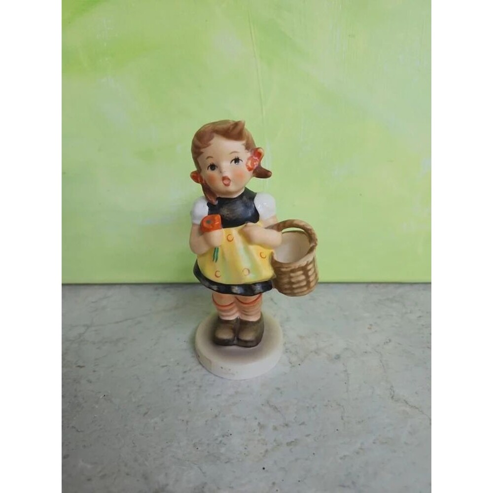 Goebel sister Der erste Einkauf figurine